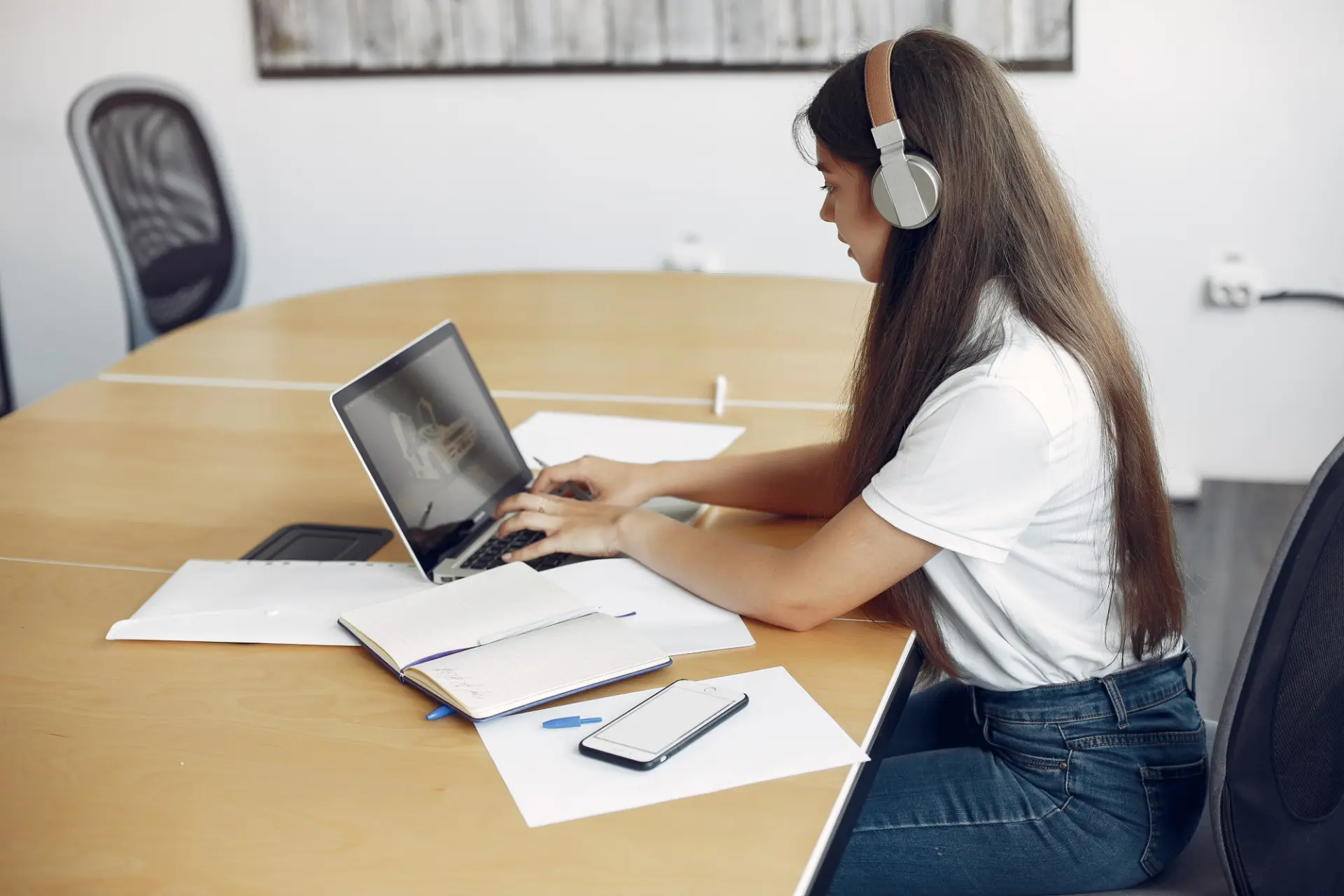 Una formatrice LeanLrn al lavoro sui contenuti dei corsi