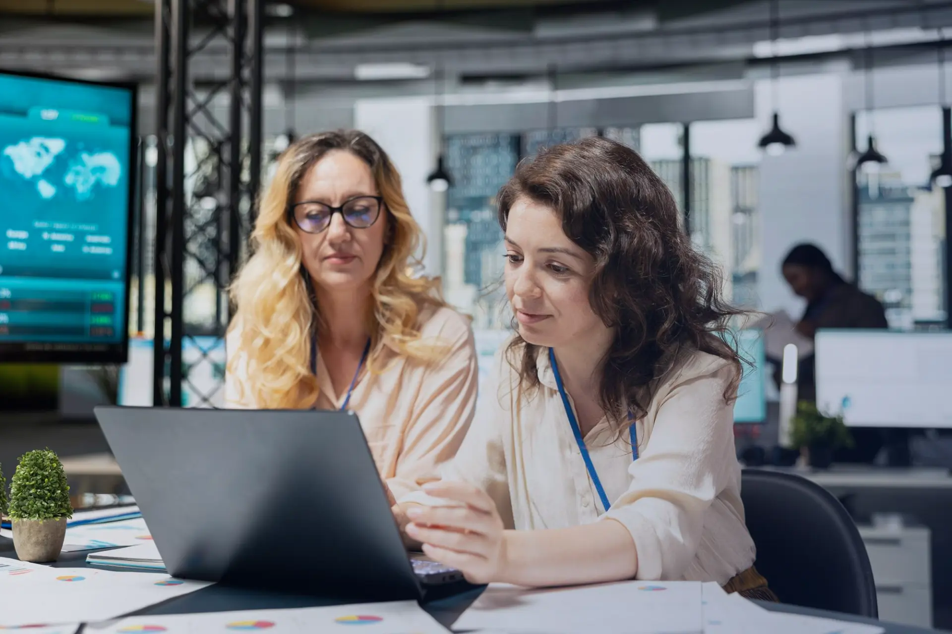 Due professioniste analizzano i risultati della formazione su un laptop in ufficio