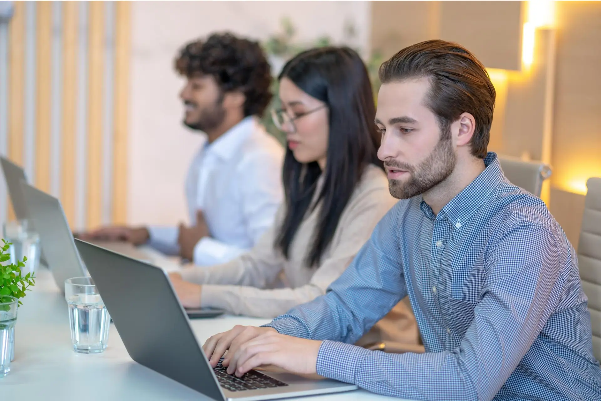 Collaboratori di una PMI al lavoro sui laptop durante una sessione di formazione